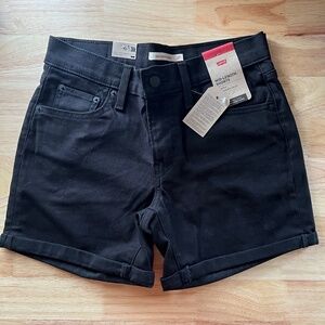 Levi’s mid length shorts in black size 27